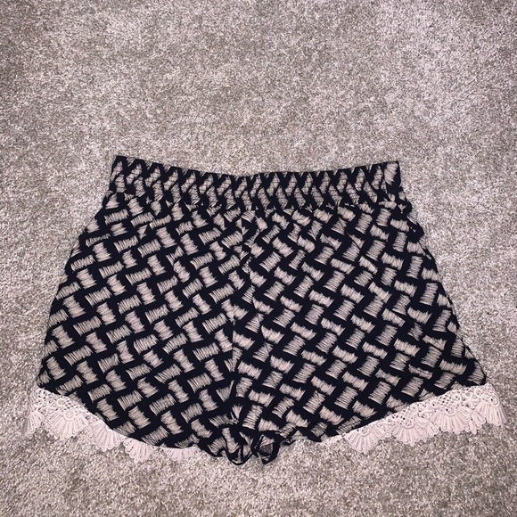 A. Byer Cream & Black shorts size S - Picture 6 of 6